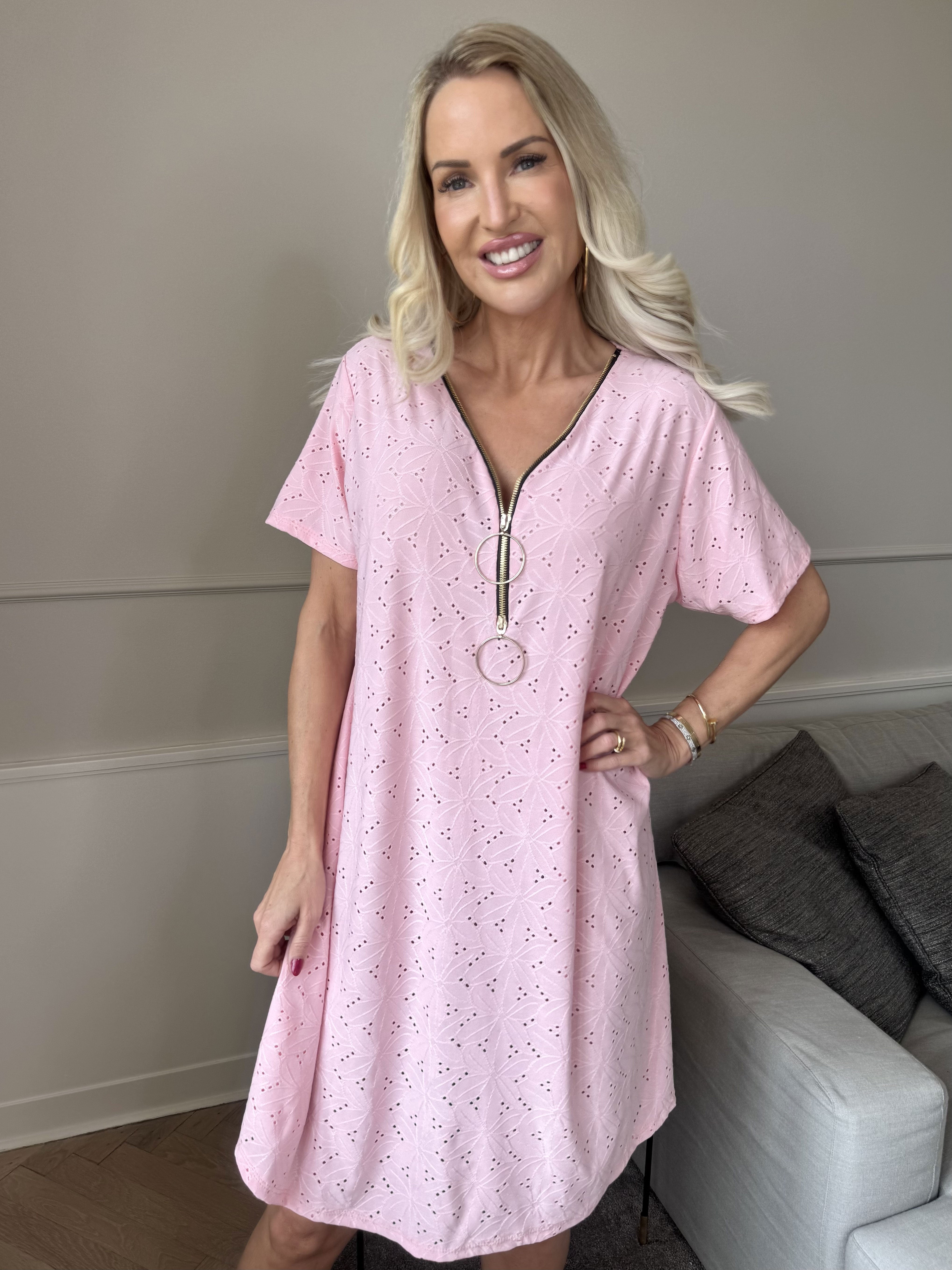 Liba - Blød elastisk kjole i broderie anglaise med lynlås